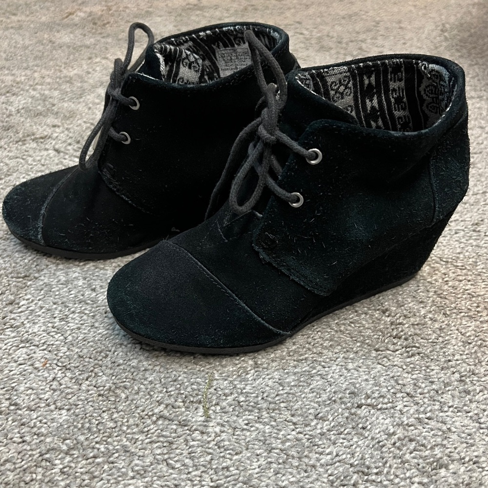 Tom’s Black Suede Wedge Booties. Size 5